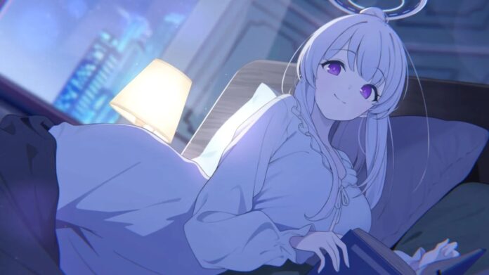 ตัวละครหญิงผมยาวสีขาวดวงตาสีม่วง นอนอยู่บนเตียงพร้อมหนังสือในมือ ท่ามกลางบรรยากาศกลางคืนในห้องนอนจากเกม Blue Archive