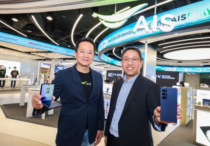 ผู้บริหาร AIS และ Samsung ยืนโชว์สมาร์ตโฟน Galaxy Z Fold7 และ Z Flip7 ภายในร้าน AIS เพื่อโปรโมตความร่วมมือกัน