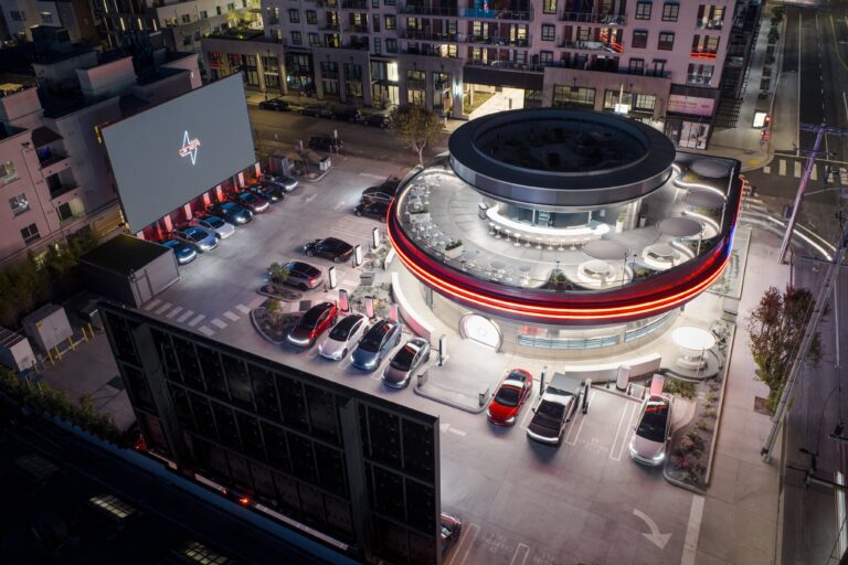 เทสลาเปิด “Tesla Diner & Drive-In” จุดชาร์จรถไฟฟ้าพร้อมร้านอาหารย้อนยุคสไตล์โลกอนาคตใจกลางฮอลลีวูด