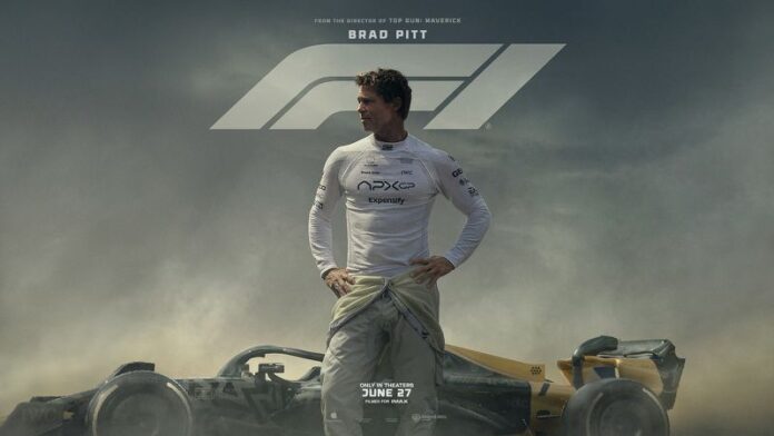 โปสเตอร์ภาพยนตร์ F1: The Movie นำแสดงโดย Brad Pitt ในชุดนักแข่งรถสีขาว ยืนอยู่หน้ารถฟอร์มูล่าวันที่มีฝุ่นคลุ้งรอบตัว มีโลโก้ F1 สีขาวขนาดใหญ่ด้านหลัง