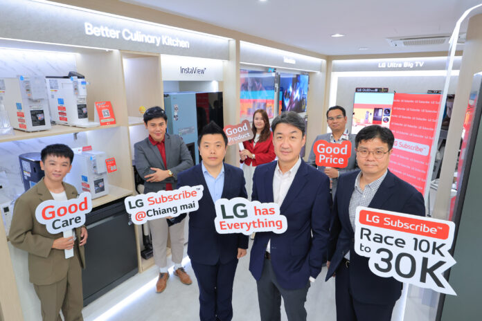 ผู้บริหารและพนักงาน LG ยืนถือป้ายประชาสัมพันธ์แคมเปญ “LG Subscribe” ภายในโชว์รูมสินค้าเครื่องใช้ไฟฟ้า LG