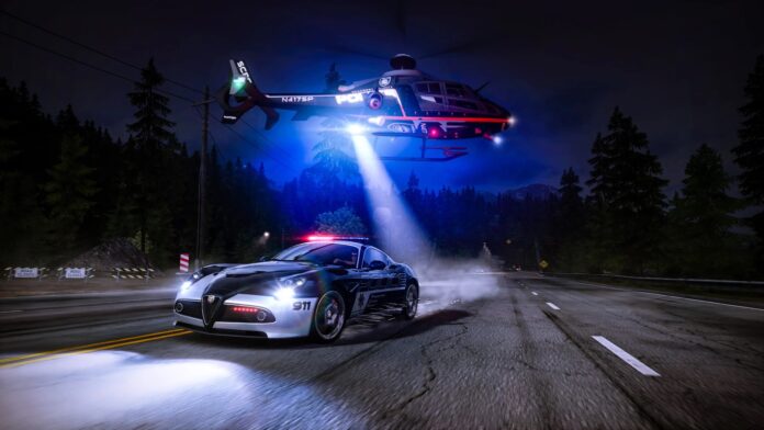 รถตำรวจ Alfa Romeo 8C และเฮลิคอปเตอร์ไล่ล่าบนถนนกลางป่าในเวลากลางคืนจากเกม Need for Speed