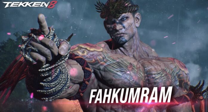 Fahkumram ตัวละครนักมวยไทยกล้ามโตในเกม Tekken 8 ยืนในท่าทางแข็งแกร่งพร้อมกำหมัดชี้หน้า