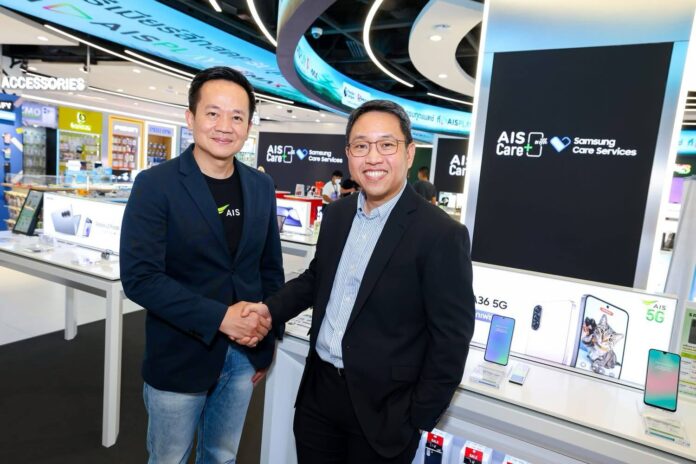 ผู้บริหารจาก AIS และ Samsung จับมือร่วมกันในร้านค้า โดยมีป้ายโปรโมตบริการ AIS Care+ และ Samsung Care Services เป็นฉากหลัง