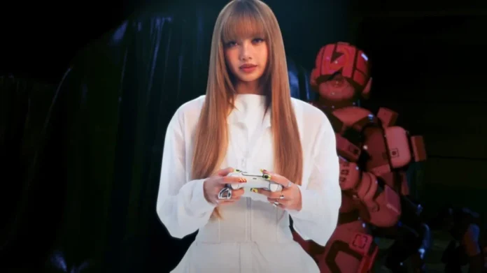 ลิซ่า BLACKPINK สวมชุดสีขาว ถือคอนโทรลเลอร์ PlayStation อยู่ด้านหน้า