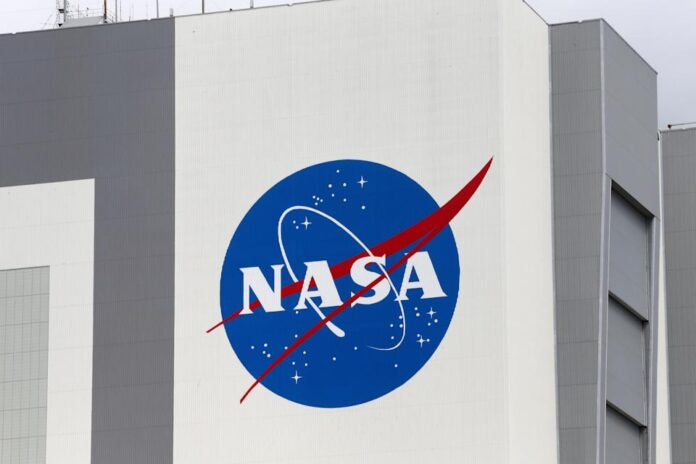 อาคารของ NASA พร้อมโลโก้ขนาดใหญ่บนผนัง