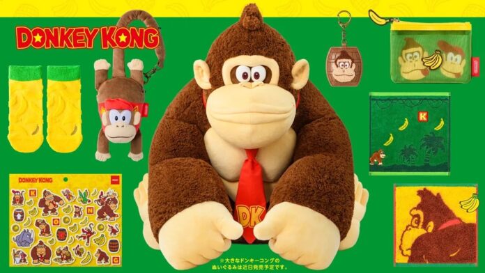 สินค้าคอลเลกชัน Donkey Kong จาก Nintendo ประกอบด้วยตุ๊กตาขนาดใหญ่ ถุงเท้า กระเป๋า พวงกุญแจ สติ๊กเกอร์ และผ้าขนหนูลายตัวละครในโทนสีเหลือง เขียว และน้ำตาล