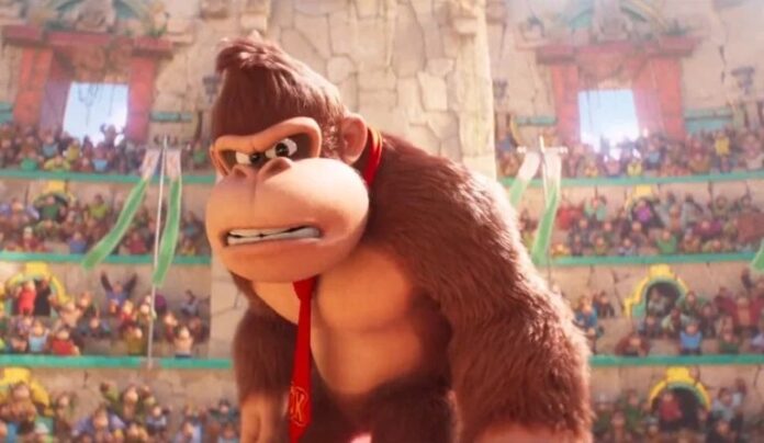 Donkey Kong จากภาพยนตร์ The Super Mario Bros. Movie ยืนอยู่ในสนามประลองท่ามกลางเสียงเชียร์จากผู้ชมในฉากแอ็กชัน