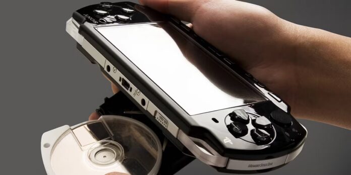 ภาพเครื่อง PSP สีดำกำลังใส่แผ่น UMD