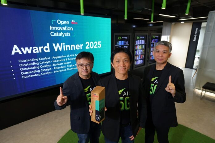 ผู้บริหาร AIS 3 คนถือรางวัลและชูนิ้วหนึ่งหน้าจอ “Award Winner 2025” ในงาน Digital Transformation World 2025 โดย TM Forum