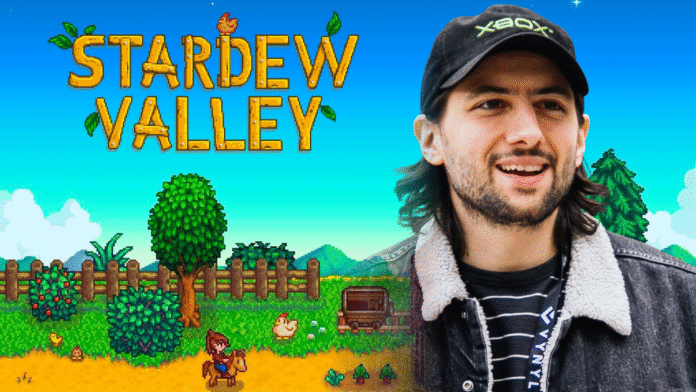 Eric “ConcernedApe” Barone ผู้พัฒนาเกม Stardew Valley ยืนยิ้มพร้อมพื้นหลังเป็นภาพกราฟิกพิกเซลจากเกม Stardew Valley โดยมีโลโก้เกมขนาดใหญ่ปรากฏอยู่ด้านบนของภาพ