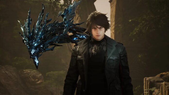 ภาพ Kaser จากเกม Lost Soul Aside สวมเสื้อโค้ทดำยืนพร้อมมังกร Arena ข้างกาย ท่ามกลางฉากซากโบราณกลางป่า