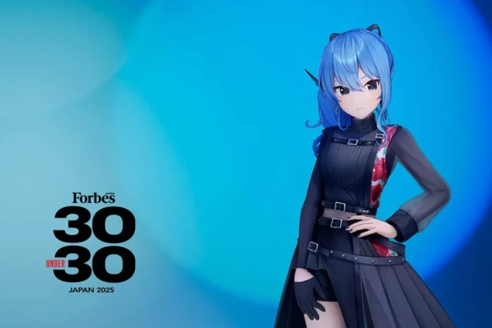 ภาพโปรโมต Forbes JAPAN “30 UNDER 30” ประจำปี 2025 โดยมี Hoshimachi Suisei ไอดอลเสมือน (VTuber) ยืนโพสท่าบนพื้นหลังโทนสีฟ้า เธอสวมชุดสีดำดีไซน์โมเดิร์น และมีผมสีฟ้ารวบข้างอย่างเป็นเอกลักษณ์