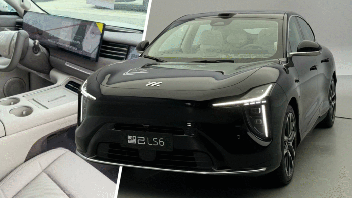 ภาพด้านซ้ายแสดงภายในห้องโดยสารของ IM LS6 โฉมใหม่ โดยมีพวงมาลัยแบบ Yoke สีเทาอ่อน จอแสดงผลลอยขนาดใหญ่ความละเอียดสูงครอบคลุมแดชบอร์ด และคอนโซลกลางดีไซน์มินิมอล พร้อมช่องใส่แก้วและที่ชาร์จไร้สาย ส่วนภาพด้านขวาเป็นมุมมองด้านหน้าของรถ IM LS6 สีดำ เผยให้เห็นไฟหน้าทรงแนวตั้งแบบฟิน พร้อมไฟ DRL เส้นตรงเหนือไฟหลัก และฝากระโปรงที่มีโลโก้ “IM” สะท้อนแสงเด่นชัด