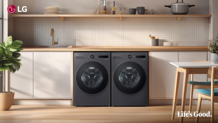 ภาพเครื่องซักผ้าพร้อมเครื่องอบผ้า 2 รุ่นใหม่จาก LG สีดำดีไซน์ทันสมัย วางเรียงคู่กันในห้องครัวสไตล์มินิมอล โทนสีอบอุ่น มีชั้นวางของไม้และพื้นไม้ ดูสะอาด เรียบง่าย