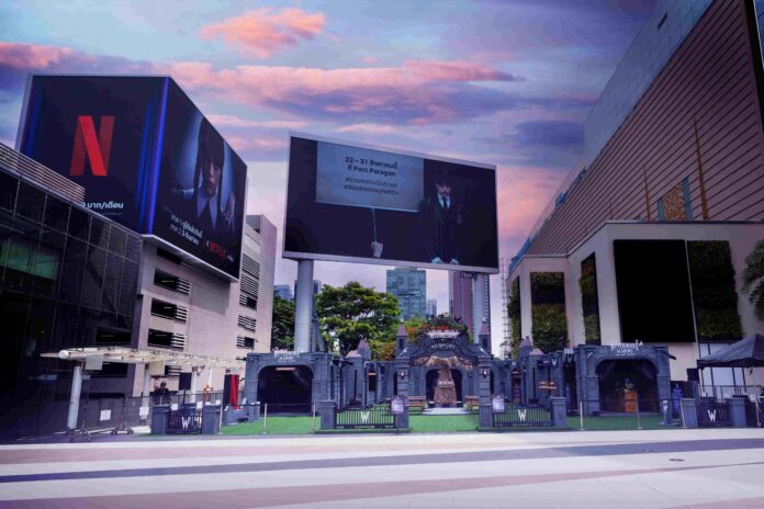 บรรยากาศกิจกรรม Nevermore Academy Thailand Campus จาก Wednesday ซีซัน 2 ณ ลานพาร์คพารากอน ท่ามกลางตึกสูงและท้องฟ้ายามเย็นที่สวยงาม