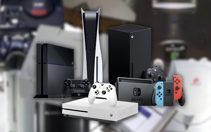 เครื่องเล่นเกมคอนโซลหลายรุ่น ได้แก่ PlayStation 4, PlayStation 5, Xbox One, Xbox Series X และ Nintendo Switch วางเรียงกัน