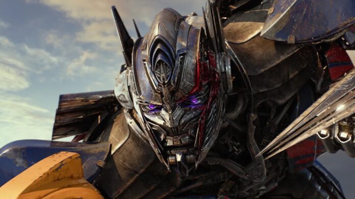 ใบหน้าของหุ่นยนต์ Optimus Prime จากภาพยนตร์ Transformers โดยมีร่องรอยความเสียหาย
