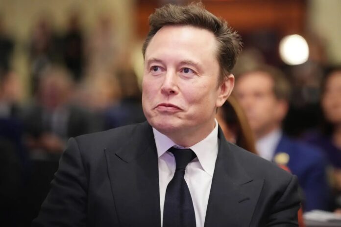 ภาพ Elon Musk ในชุดสูทกำลังยิ้มเล็กน้อย