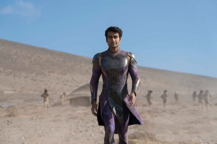 Kingo ซูเปอร์ฮีโร่จากเรื่อง Eternals เดินอยู่ในทะเลทราย พร้อมชุดเกราะสีม่วงอันโดดเด่น