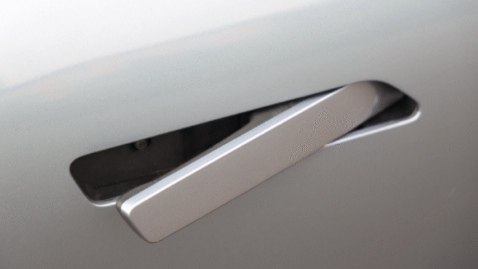 มือจับประตูรถแบบซ่อน (concealed door handle) โผล่ออกมาจากตัวถังรถ