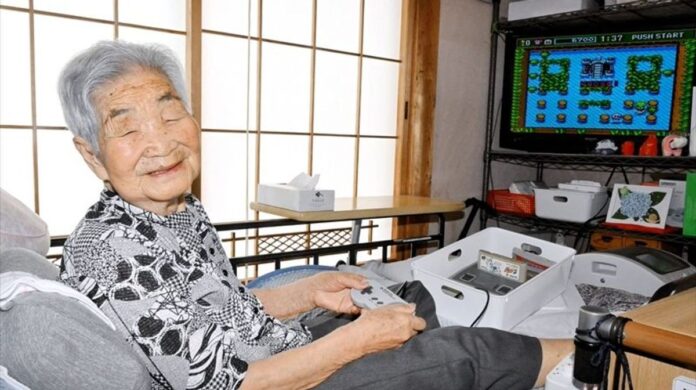 ภาพคุณยาย Ushi Ando กำลังเล่นเกม Bomberman บนเครื่อง Super Famicom