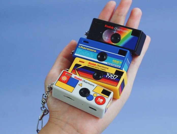 ภาพ Kodak Charmera หลายหลากสีวางอยู่บนมือ