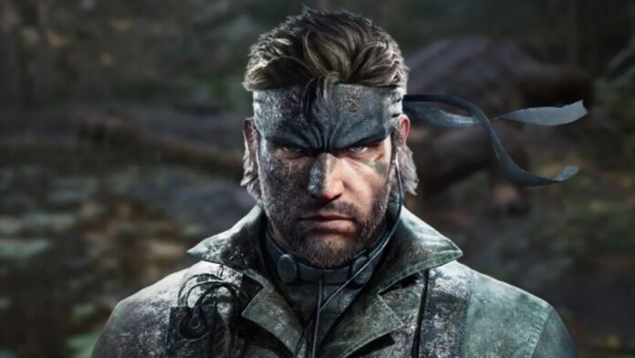 ตัวละคร Snake จากเกม Metal Gear Solid Δ: Snake Eater รีเมก กำลังยืนมองตรงด้วยสีหน้าเคร่งขรึม