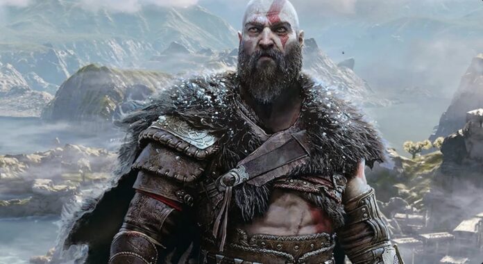 Kratos จากเกม God of War ยืนเด่นท่ามกลางฉากหลังภูเขาและหมอกหนา