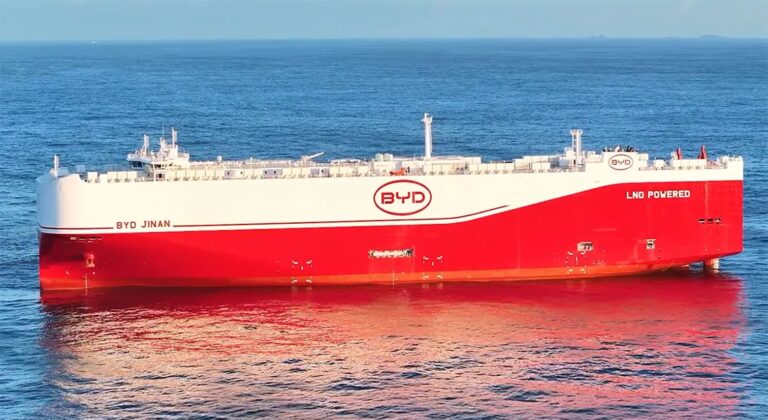 BYD เปิดตัวเรือขนส่งรถยนต์ลำที่ 8 ดันศักยภาพส่งออกแตะ 1 ล้านคันต่อปี!