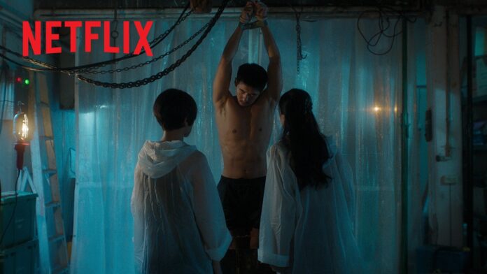 ภาพโปรโมต ซีรีส์ ปลุกชีพคืนวิญญาณ (The Resurrected) ชายหนุ่มถูกล่ามแขนด้วยโซ่ แขวนอยู่กลางห้องลึกลับ ขณะหญิงสองคนในเสื้อกันฝนยืนมองเขาอย่างเคร่งเครียด ท่ามกลางแสงไฟสีฟ้าอมเขียวในบรรยากาศชวนระทึก