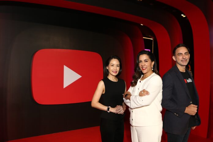 ผู้บริหารร่วมถ่ายภาพในงาน YouTube Works Awards 2025 โดยมีโลโก้ YouTube ขนาดใหญ่เป็นฉากหลัง