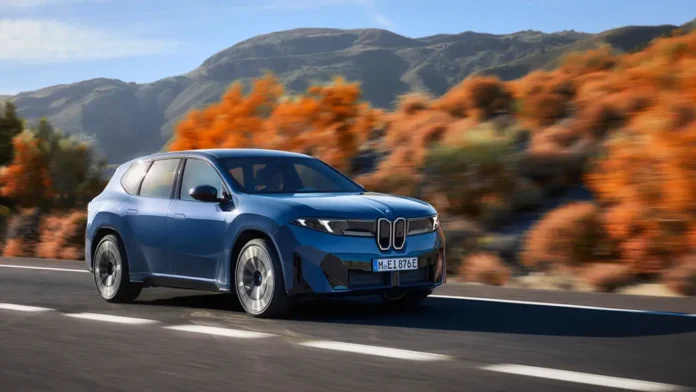 BMW iX3 ใหม่ ขับบนถนนภูเขา ท่ามกลางวิวฤดูใบไม้ร่วง