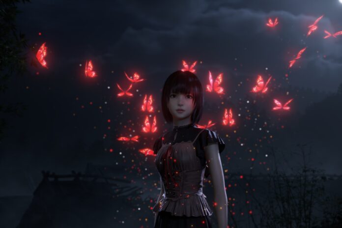 ภาพตัวละครหญิงจากเกม Fatal Frame 2: Crimson Butterfly Remake สีหน้าจริงจัง มีกลุ่มผีเสื้อสีแดงบินอยู่ด้านหลัง