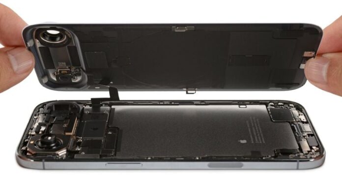 ภาพด้านในเครื่อง iPhone Air แสดงให้เห็นถึงแบตเตอรี่และชิ้นส่วนภายในอื่น ๆ