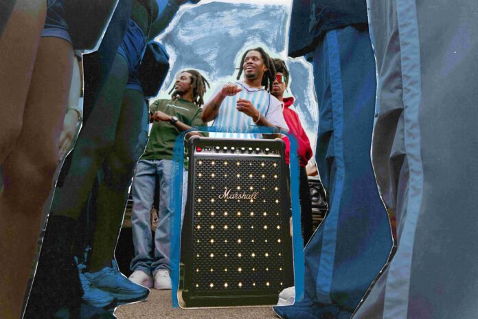 ภาพลำโพง Marshall ‘BROMLEY 750’ ตั้งอยู่ท่ามกลางกลุ่มคนที่กำลังสนุกสนาน