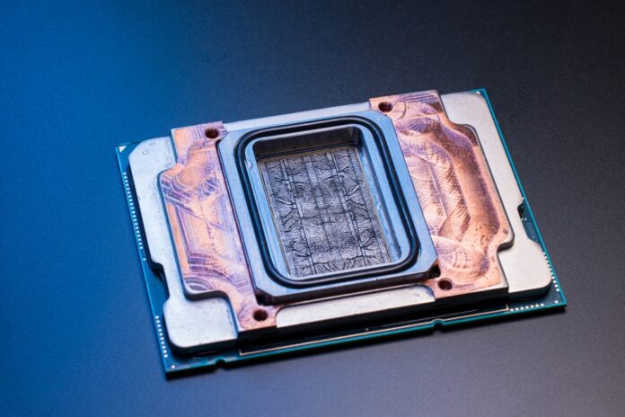 ภาพชิปประมวลผลที่ติดตั้งระบบระบายความร้อนด้วยของเหลวแบบไมโครฟลูอิดิกส์ (Microfluidics)