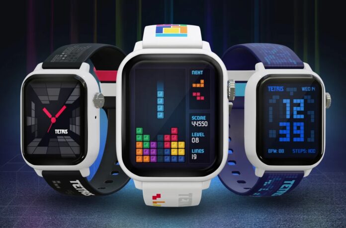 ภาพโปรโมต Tetris: My Play Watch พร้อมหน้าจอขณะเล่นเกมบนพื้นหลังสีดำ