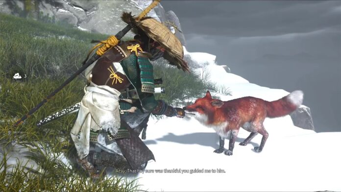 ภาพ Atsu จากเกม Ghost of Yōtei กำลังลูปสุนัขจิ้งจอกแดงอย่างเอ็นดู