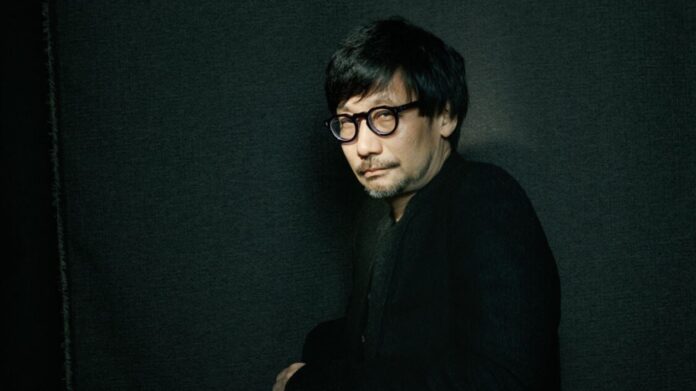 Hideo Kojima ในภาพถ่ายครึ่งตัวบนพื้นหลังสีดำ