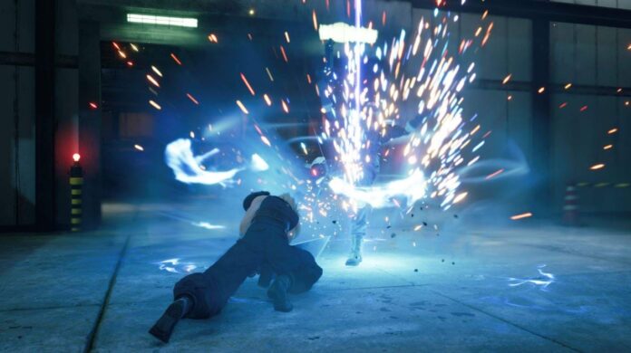 ภาพ Cloud กำลังฟันศัตรูจนเกิดประกายไฟจากเกม Final Fantasy 7 Remake
