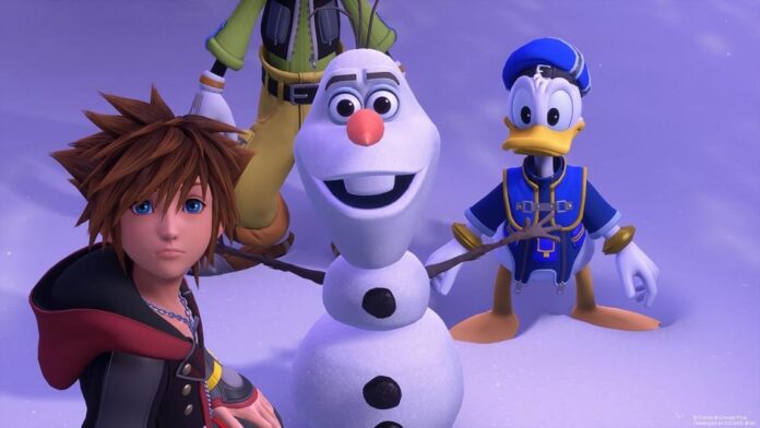 Sora, Donald Duck และ Olaf จาก Frozen ยืนอยู่ในฉากหิมะจากเกม Kingdom Hearts III
