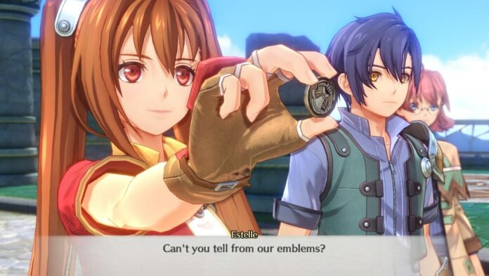 เอสเทลยื่นตราสัญลักษณ์พร้อมรอยยิ้ม ขณะพูดกับอีกฝ่าย โดยมีโจชัวและเพื่อนร่วมทีมยืนอยู่ด้านหลัง