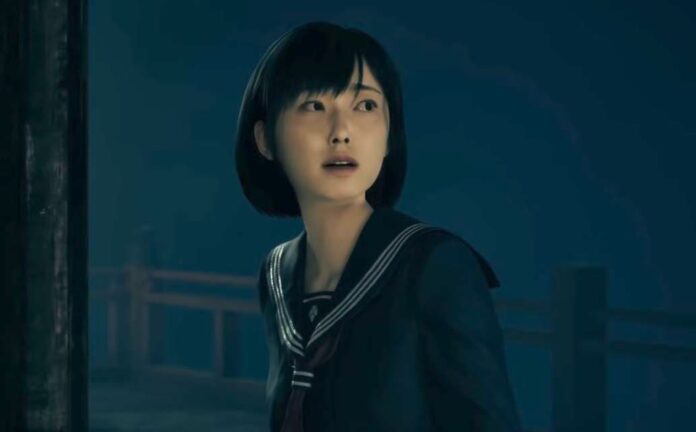 ภาพ Hinako จากเกม Silent Hill f ทำสีหน้าตกใจขณะที่มองเห็นอะไรบางอย่าง
