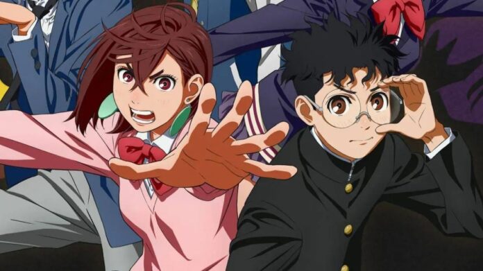 ตัวละครเอกชายหญิงจากอนิเมะ Dandadan ยืนโพสท่าต่อสู้ด้วยสีหน้าจริงจัง ท่ามกลางพื้นหลังสีเข้ม