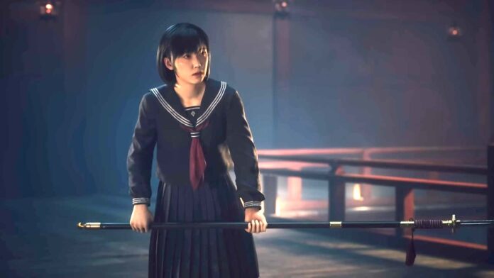 Hinako จากเกม Silent Hill f ในชุดเซเลอร์ถืออาวุธปลายแหลมยาว คล้ายหอกหรือง้าว ยืนอยู่ในอาคารเก่า