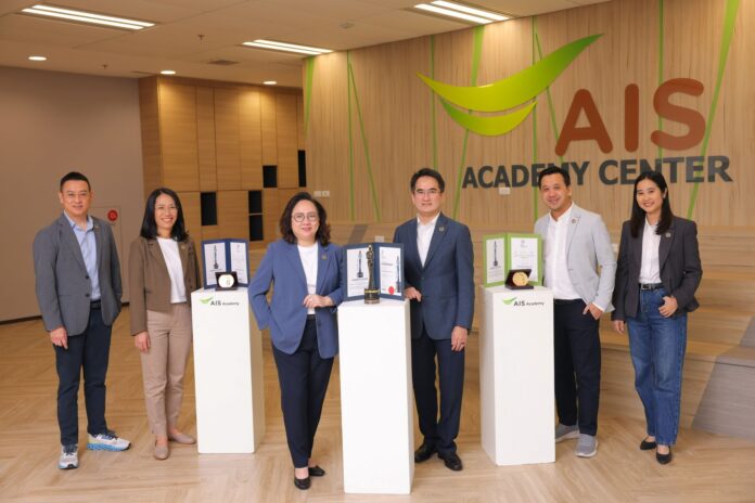 ผู้บริหาร AIS ยืนร่วมกันภายใน AIS Academy Center พร้อมจัดแสดง 3 รางวัล HR Asia 2025 ที่องค์กรได้รับ