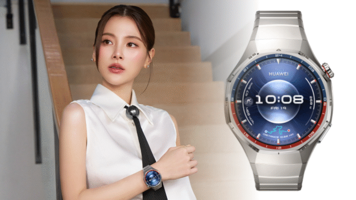 ภาพ ใบเฟิร์น พิมพ์ชนก สวมใส่สมาร์ตวอตช์ HUAWEI WATCH GT 6 Pro สีเงิน ดีไซน์หรู ขณะโพสท่าบนบันได