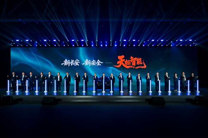 ภาพผู้บริหารชั้นนำร่วมเปิดตัวเทคโนโลยี “Changan Tianshu Intelligent” บนเวทีใหญ่ ภายใต้แสงไฟและจอ LED ขนาดยักษ์