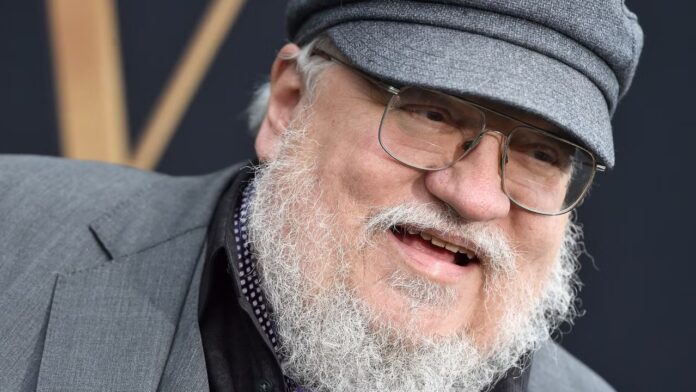 ภาพ George R.R. Martin ผู้เขียนนิยาย Game of Thrones กำลังขำเล็กน้อย